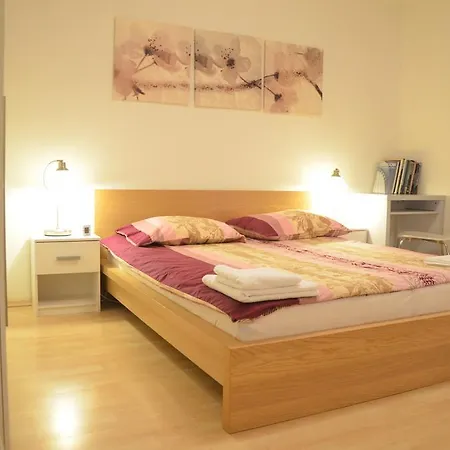 Center Apartment *